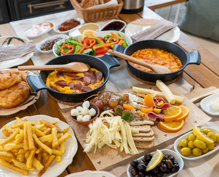 Vodina zengin kahvaltı sofrası